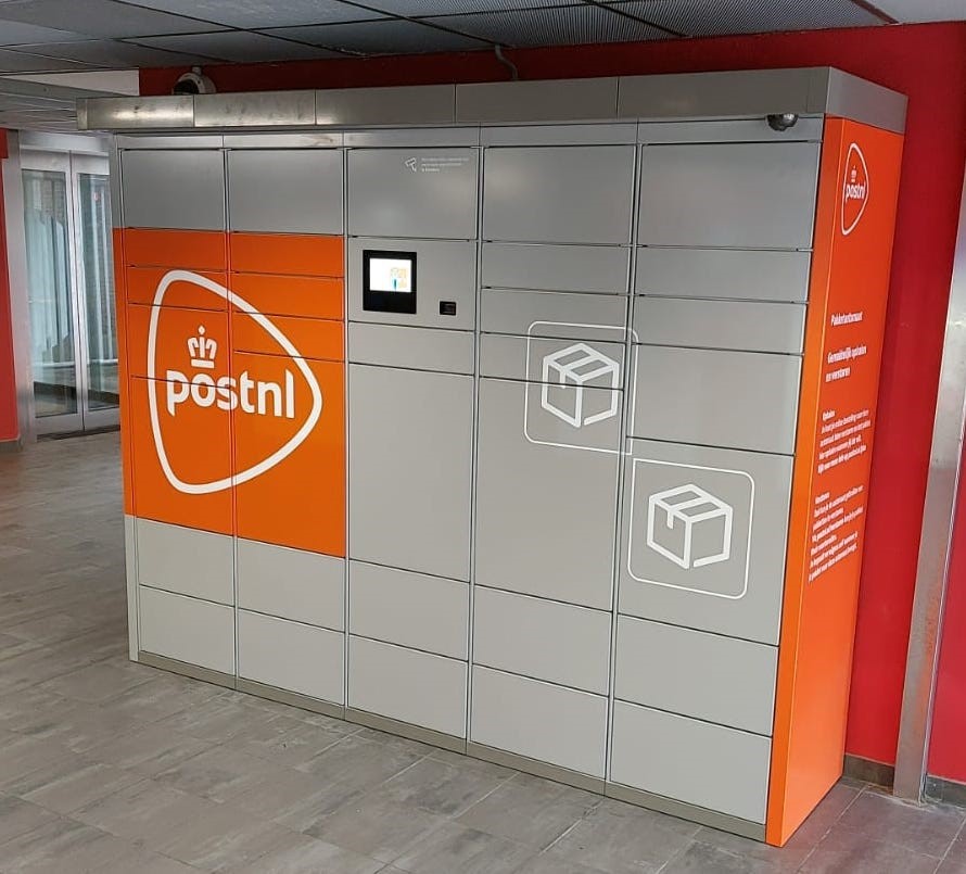 The first parcel machine in a Q-Park parking garage. In Q-Park Center in The Hague.